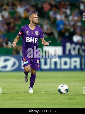 Perth, Australia. 01st Feb, 2020. 1st Febbraio 2020; HBF Park, Perth, Australia Occidentale, Australia; A League Football, Perth Glory contro Melbourne Victory; Ivan Franjic della Perth Glory cerca un compagno di squadra per passare la palla a credito: Action Plus Sports Images/Alamy Live News Foto Stock