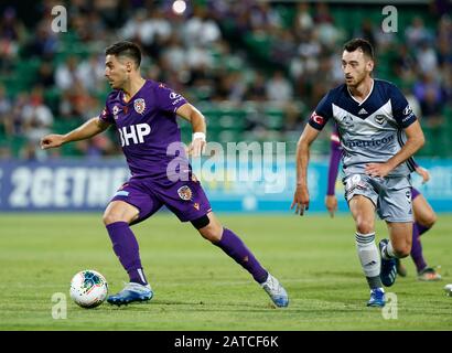 Perth, Australia. 01st Feb, 2020. 1st Febbraio 2020; HBF Park, Perth, Australia Occidentale; A League Football, Perth Glory contro Melbourne Victory; Bruno Fornaroli della Perth Glory corre la palla attraverso il credito medio: Action Plus Sports Images/Alamy Live News Foto Stock