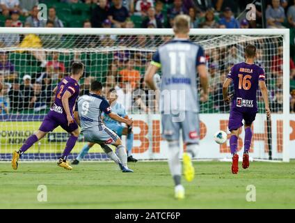Perth, Australia. 01st Feb, 2020. 1st Febbraio 2020; HBF Park, Perth, Western Australia, Australia; A League Football, Perth Glory Versus Melbourne Victory; Andrew Nabboout of Melbourne Victory segna nel 58th minuto per fare il punteggio 2-1 a Melbourne Credit: Action Plus Sports Images/Alamy Live News Foto Stock