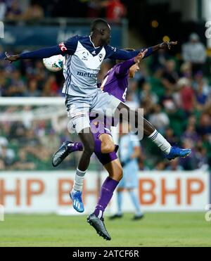 Perth, Australia. 01st Feb, 2020. 1st Febbraio 2020; HBF Park, Perth, Australia Occidentale; A League Football, Perth Glory Versus Melbourne Victory; Kenny Athiu of Melbourne Victory e Kristian Popovic of the Perth Glory competono per il titolo Credit: Action Plus Sports Images/Alamy Live News Foto Stock