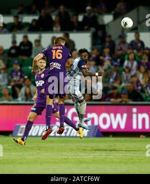 Perth, Australia. 01st Feb, 2020. 1st Febbraio 2020; HBF Park, Perth, Australia Occidentale; A League Football, Perth Glory Versus Melbourne Victory; Tomislav Mrcela of the Perth Glory vince la testata contro Elvis Kamsoba di Melbourne Victory Credit: Action Plus Sports Images/Alamy Live News Foto Stock