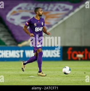 Perth, Australia. 01st Feb, 2020. 1st Febbraio 2020; HBF Park, Perth, Australia Occidentale, Australia; A League Football, Perth Glory Versus Melbourne Victory; Gregory Wuthrich of the Perth Glory corre la palla attraverso il credito medio: Action Plus Sports Images/Alamy Live News Foto Stock