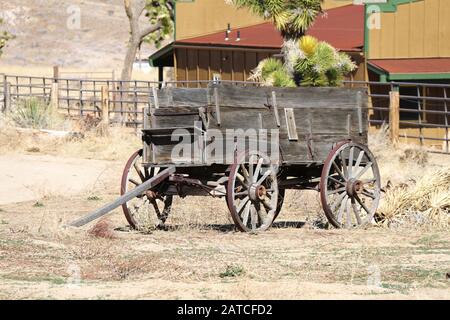 un vecchio vagone vintage abbandonato ad ovest Foto Stock