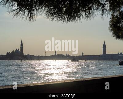 Skyline di Venezia visto da Castello Foto Stock