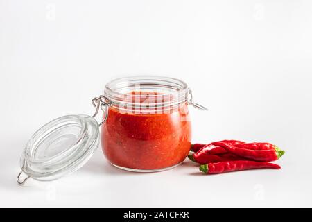 Peperoncino piccante salsa pasta harissa. Adjika. Cucina tradizionale tunisina, georgiana e araba. Vista laterale, spazio di copia. Foto Stock