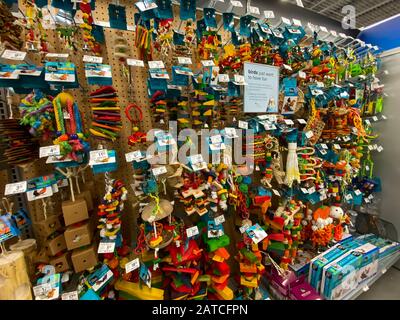 Orlando, FL/USA-1/29/20: Un'esposizione dei giocattoli dell'uccello per la vendita ad un supermercato Petsmart pronto affinchè i proprietari dell'animale domestico comprino per i loro animali domestici. Foto Stock