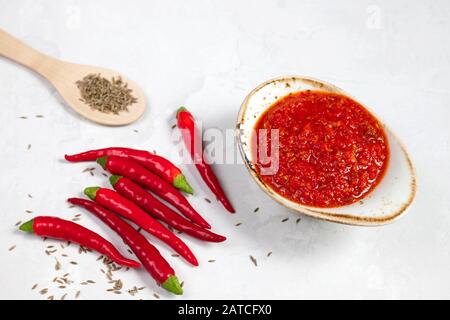 Peperoncino piccante salsa pasta harissa. Adjika. Cucina tradizionale tunisina, georgiana e araba. Orientamento orizzontale. Foto Stock
