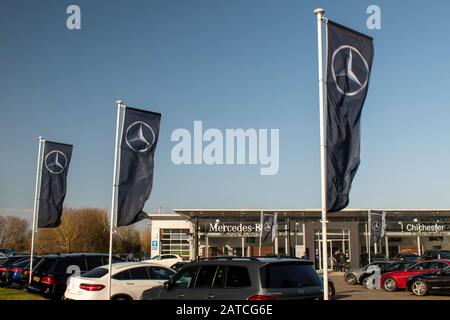 Chichester, West Sussex, UK, 01 febbraio 2020, Mercedes Benz Banners fluttering nel vento presso la Marshall Dealership. Foto Stock