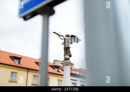 Angelo Uzupis, famosa statua di un angelo trombettista, simbolo del quartiere Uzupis di Vilnius, Lituania. Foto Stock