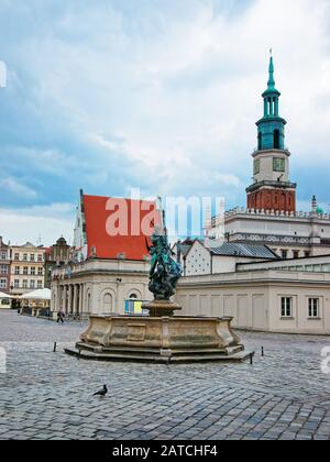 Fontana di Nettuno sulla Piazza del mercato Vecchio a Poznan Foto Stock