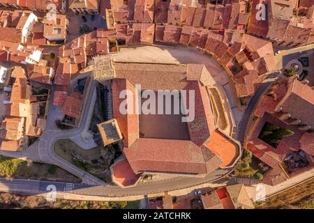 Veduta aerea della città di Mora de Rubielos con il castello medievale gotico e le mura della città di Teruel Spagna Foto Stock
