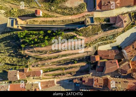 Veduta aerea della città di Mora de Rubielos con il castello medievale gotico e le mura della città di Teruel Spagna Foto Stock