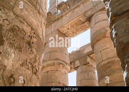 Luxor, Karnak, Egitto, Africa. Tempio di Karnak. Diverse colonne all'interno del tempio che mostrano un cartouche, geroglifici e altre sculture in rilievo. Foto Stock