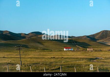 Colline e praterie viste dal treno Trans-Mongolian Express, Mongolia, Asia Foto Stock