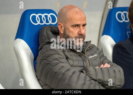 Sinsheim, GERMANIA - 1 FEBBRAIO: Allenatore Peter Bosz (Bayer 04 Leverkusen) al calcio, BuLi: TSG 1899 Hoffenheim vs Bayer 04 Leverkusen alla PreZero Arena il 1 febbraio 2020 a Sinsheim, GERMANIA.le NORMATIVE DFL/DFB VIETANO QUALSIASI USO DI FOTOGRAFIE COME SEQUENZE DI IMMAGINI E/o QUASI-VIDEO. Foto Stock