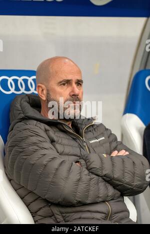 Sinsheim, GERMANIA - 1 FEBBRAIO: Allenatore Peter Bosz (Bayer 04 Leverkusen) al calcio, BuLi: TSG 1899 Hoffenheim vs Bayer 04 Leverkusen alla PreZero Arena il 1 febbraio 2020 a Sinsheim, GERMANIA.le NORMATIVE DFL/DFB VIETANO QUALSIASI USO DI FOTOGRAFIE COME SEQUENZE DI IMMAGINI E/o QUASI-VIDEO. Foto Stock