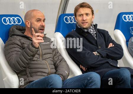 Sinsheim, GERMANIA - 1 FEBBRAIO: Allenatore Peter Bosz (Bayer 04 Leverkusen) e direttore dello sport Simon Rolfes (Bayer 04 Leverkusen) al calcio, BuLi: TSG 1899 Hoffenheim vs Bayer 04 Leverkusen alla PreZero Arena il 1 febbraio 2020 a Sinsheim, GERMANIA.LE NORMATIVE DFL/DFB VIETANO L'USO DI FOTOGRAFIE COME SEQUENZE DI IMMAGINI E/O QUASI-VIDEO. Foto Stock