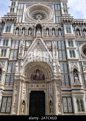 Portale principale del Duomo di Firenze Foto Stock