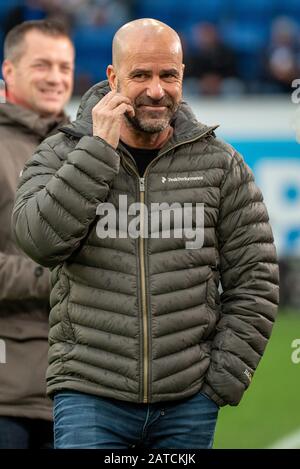 Sinsheim, Germania. 1st Feb, 2020. Allenatore Peter Bosz (Bayer 04 Leverkusen) al calcio, BuLi: TSG 1899 Hoffenheim vs Bayer 04 Leverkusen alla PreZero Arena il 1 febbraio 2020 a Sinsheim, GERMANIA. LE NORMATIVE DFL/DFB VIETANO L'USO DI FOTOGRAFIE COME SEQUENZE DI IMMAGINI E/O QUASI-VIDEO. Credito: Espa/Alamy Live News Foto Stock