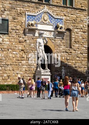 David statua di fronte a Palazzo Vecchio, Firenze Foto Stock