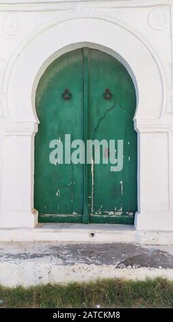 Tradizionale antica dipinta porta in un quartiere storico o medina, Tunisia. Coloratissima immagine con trama di architettura musulmana. Foto Stock