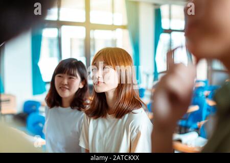 Gruppo di studenti che lavorano al problema matematico in classe Foto Stock