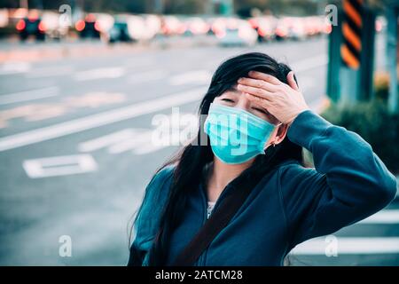 Donna malata con freddo e influenza a piedi sulla strada Foto Stock