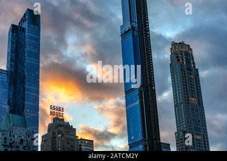 New York, Usa, 26 Gennaio 2020. Essex House, un hotel Marriott a 44 piani costruito nel 1931, sorge accanto a grattacieli molto più alti che vengono costruiti con vista Foto Stock