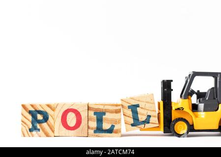 Carrello giocattolo di legno in attesa blocco lettera l per completare la parola sondaggio su sfondo bianco Foto Stock