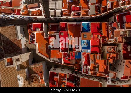 Veduta aerea di terrazze rosse, arancioni, blu e tetti in Peniscola Spagna Foto Stock
