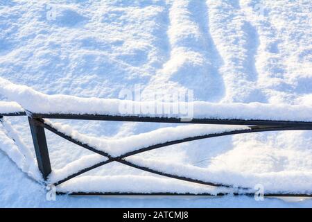 Frammento di una recinzione forgiato ricoperte di neve. Coperta di neve decorativo traliccio di ferro Foto Stock