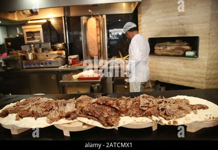 Uno chef che prepara il turco Doner Kebab a Istanbul, Turchia. Foto Stock