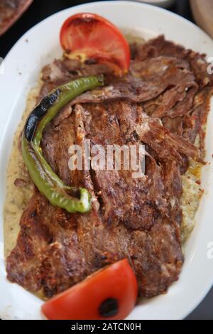 Turco Doner Kebab sul piatto della cena Foto Stock