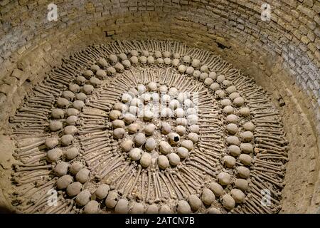 Resti umani, teschi e ossa disposti geometricamente in una cripta, monastero di San Francisco e Catacombe della Chiesa, Lima, Perù Foto Stock