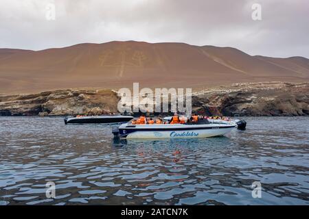 Perù costa tour guidato turisti in visita Paracas Candelabra in barca tour, la cultura Paracas, Paracas Riserva Nazionale, Dipartimento di Ica, Paracas, Perù Foto Stock