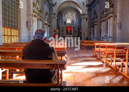 chiesa cattolica cristiana in preghiera, uomo solitario all'interno della chiesa, Basilica cattedrale di San Carlo Borromeo, Catedral Basílica San Carlos Borromeo, Puno, Perù Foto Stock