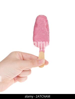 Femmina che tiene la mano luminosa caramella coperta papsicle rosa della torta, isolato su bianco. Divertimento festa di compleanno tratta, facile da tenere per le mani piccole. Spazio di copia Foto Stock