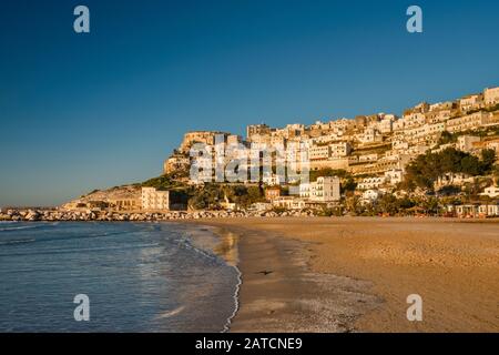 Città di Peschici a Gargano promontorio sul mare Adriatico Spiaggia, Tramonto, Puglia, Italia Foto Stock