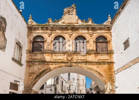 Arco Scoppa, xvii secolo arch, a Ostuni, Puglia, Italia Foto Stock