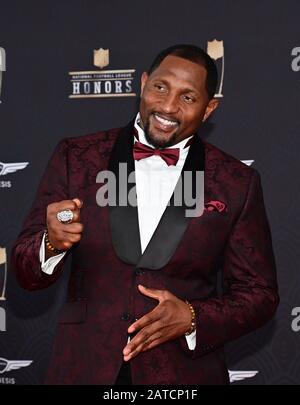 Miami, Stati Uniti. 01st Feb, 2020. Il pensionato Baltimore Ravens linebacker Ray Lewis arriva sul tappeto rosso al Centro Adrienne Arsht per gli onorificenze NFL durante la settimana del Super Bowl LIV a Miami sabato 1 febbraio 2020. Foto di David Tulis/UPI Credit: UPI/Alamy Live News Foto Stock