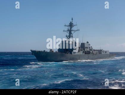 Oceano Pacifico (Gen. 27, 2020) Il cacciatorpediniere USS Kidd (DDG 100) della classe Arleigh Burke transita nell'Oceano Pacifico 27 gennaio 2020. Kidd, parte del Theodore Roosevelt Carrier Strike Group, è in fase di implementazione programmata per l'Indo-Pacific. (STATI UNITI Navy Photo by Mass Communication Specialist 3rd classe Matthew F. Jackson) Foto Stock