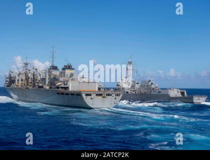 Oceano Pacifico (Gen. 27, 2020) La nave militare di supporto al combattimento veloce comando Sealift USNS Arctic (T-AO 8), a sinistra, invia carburante al cacciatorpediniere guidato-missilistico della classe Arleigh Burke USS Rafael Peralta (DDG 115) durante un rifornimento in mare 27 gennaio 2020. Rafael Peralta, parte del Theodore Roosevelt Carrier Strike Group, è in fase di implementazione programmata per l'Indo-Pacific. (STATI UNITI Navy Photo by Mass Communication Specialist 3rd classe Matthew F. Jackson) Foto Stock