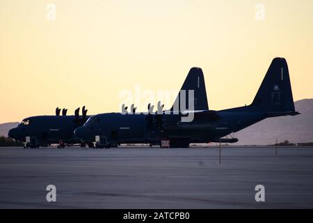 Due US Air Force HC-130J Combat King IIS siedono sulla linea di volo alla Davis-Monthan Air Force base, Arizona, 31 gennaio 2020. L'HC-130 è l'unica piattaforma di recupero del personale ad ala fissa nell'inventario dell'Air Force. (STATI UNITI Foto dell'aeronautica di Airman 1st Classe Jacob T. Stephens) Foto Stock