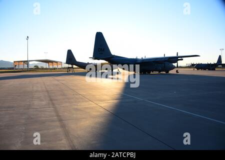 Due Chiamate della US Air Force EC-130H Compass si siedono sulla linea di volo alla Davis-Monthan Air Force base, Arizona, 31 gennaio 2020. L’EC-130 appartiene al 55th Electronic Combat Group, l’unico ECG dell’Air Force. (STATI UNITI Foto dell'aeronautica di Airman 1st Classe Jacob T. Stephens) Foto Stock