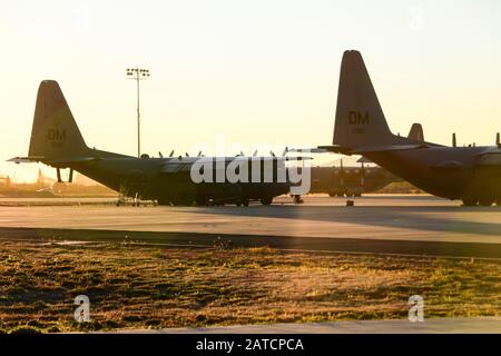 Due Chiamate della US Air Force EC-130H Compass si siedono sulla linea di volo alla Davis-Monthan Air Force base, Arizona, 31 gennaio 2020. L’EC-130 appartiene al 55th Electronic Combat Group, l’unico ECG dell’Air Force. (STATI UNITI Foto dell'aeronautica di Airman 1st Classe Jacob T. Stephens) Foto Stock