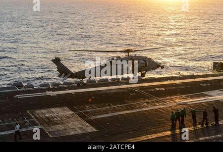 200127-N-SH180-1006 OCEANO PACIFICO (GEN. 27, 2020) Un MH-60S Sea Hawk assegnato agli "Eightballers" dello squadrone Di Combattimento del mare dell'elicottero (HSC) 8, si avvicina al ponte di volo della portaerei USS Theodore Roosevelt (CVN 71) 27 gennaio 2020. Il Theodore Roosevelt Carrier Strike Group è in fase di implementazione pianificata per l'Indo-Pacific. (STATI UNITI Foto Navy di Mass Communication Specialist 3rd Classe Zachary Wheeler) Foto Stock