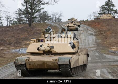 Us Army M1A2 Abrams Carri Armati, con 2nd Squadron, 16th Calvario Reggimento, conduce le manovre di formazione durante Armor Basic Leaders Course a Ft. Benning, GA il 29 gennaio 2020. Armor Basic Leaders Course, guidato da 2nd Squadron, 16th Calvario Reggimento, treni e sviluppa Tank Ploton Leader che sono leader competenti di carattere in grado di guidare, combattere e vincere nel multi-dominio ambiente, aumentando al contempo la disponibilità Soldier e strengthing Famiglia e legami di comunità. (STATI UNITI Riserva Dell'Esercito Foto Dal Personale Sgt. Joshua Wooten) Foto Stock