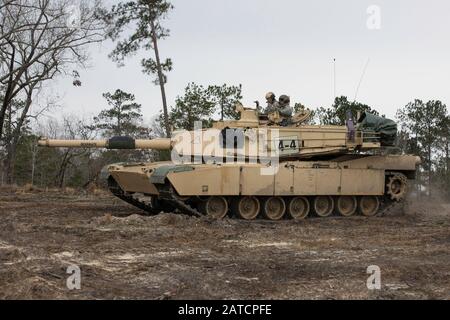 Un Carro Armato M1A2 Abrams dell'esercito degli Stati Uniti, con 2nd Squadron, reggimento di Calvario di 16th, conduce le manovre di addestramento durante il corso di Base Dei Capi dell'armatura a Ft. Benning, GA il 29 gennaio 2020. Armor Basic Leaders Course, guidato da 2nd Squadron, 16th Calvario Reggimento, treni e sviluppa Tank Ploton Leader che sono leader competenti di carattere in grado di guidare, combattere e vincere nel multi-dominio ambiente, aumentando al contempo la disponibilità Soldier e strengthing Famiglia e legami di comunità. (STATI UNITI Riserva Dell'Esercito Foto Dal Personale Sgt. Joshua Wooten) Foto Stock