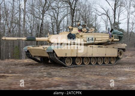 Un Carro Armato M1A2 Abrams dell'esercito degli Stati Uniti, con 2nd Squadron, reggimento di Calvario di 16th, conduce le manovre di addestramento durante il corso di Base Dei Capi dell'armatura a Ft. Benning, GA il 29 gennaio 2020. Armor Basic Leaders Course, guidato da 2nd Squadron, 16th Calvario Reggimento, treni e sviluppa Tank Ploton Leader che sono leader competenti di carattere in grado di guidare, combattere e vincere nel multi-dominio ambiente, aumentando al contempo la disponibilità Soldier e strengthing Famiglia e legami di comunità. (STATI UNITI Riserva Dell'Esercito Foto Dal Personale Sgt. Joshua Wooten) Foto Stock