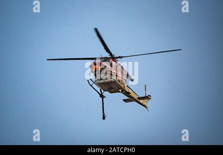 Orroral Valley Bushfire, Canberra, Australia, 01 Febbraio 2020. Un elicottero Bell 412SP di ritorno dall'acqua bombardando l'incendio vicino a Banks, Canberra. Il Servizio di fuoco Rurale del nuovo Galles del Sud sta utilizzando un certo numero di aerei per combattere l'incendio fuori controllo. Credit: FoxTree gfx/Alamy Live News Foto Stock